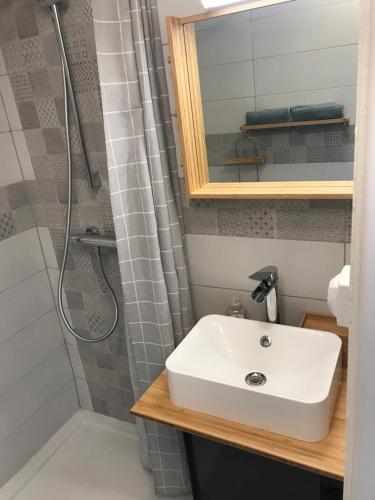 une salle de bain avec un lavabo et une douche dans l'établissement VILLA NATURISTE HELIOVILLAGE - CAP D'AGDE - 4 PERS, au Cap d'Agde