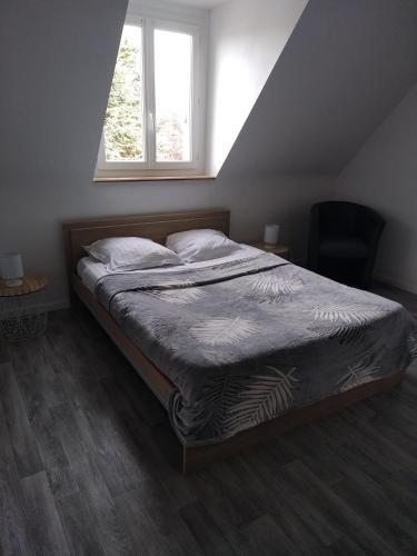 un lit dans une chambre avec une fenêtre dans l'établissement La Villa Sokriss, à Lanvallay