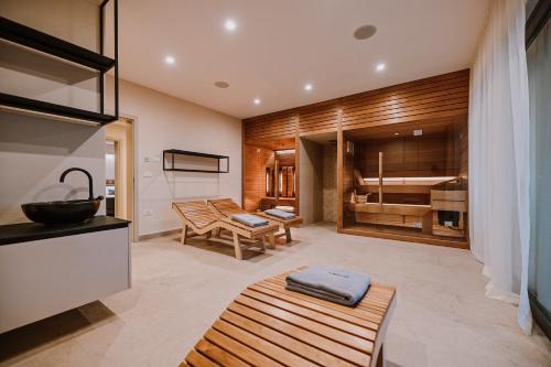 Zimmer mit einem Bad mit einem Waschbecken und einer Badewanne in der Unterkunft Luxury Villa Luana in Malinska