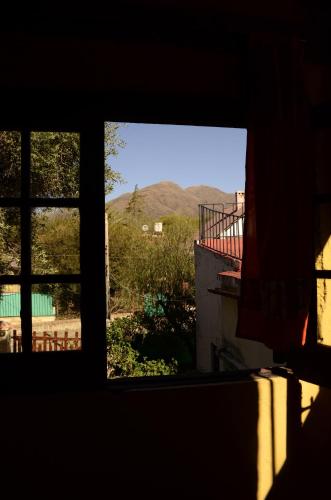 ein Fenster mit Bergblick in der Unterkunft Hunab Ku Hostel in Capilla del Monte