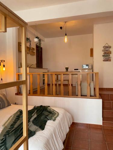 een slaapkamer met een stapelbed en een tafel bij Estúdio Albergaria in Albergaria-a-Velha
