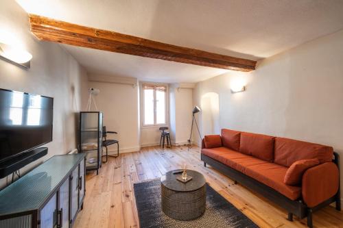 ein Wohnzimmer mit einem Sofa und einem Flachbild-TV in der Unterkunft Les Paquerettes - Apartment for 3 people in the heart of Annecy in Annecy