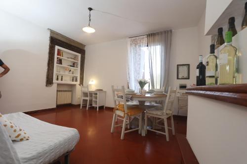 een keuken en eetkamer met een tafel en stoelen bij Relax nel Borgo,La Fontana in Campagnano di Roma