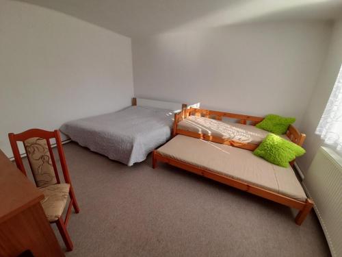 1 dormitorio con 1 cama, 1 sofá y 1 silla en Apartmán U Máslů, en Bezděkov nad Metují