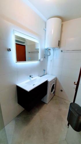 Modern renovated apartment 5 min walk to beach private parking