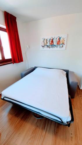Modern renovated apartment 5 min walk to beach private parking