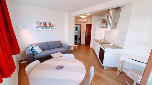 salon z kanapą i stołem w obiekcie Luxury apartment - few minutes from the sea w Poreču