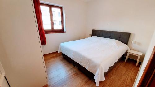 mała sypialnia z łóżkiem i oknem w obiekcie Luxury apartment - few minutes from the sea w Poreču