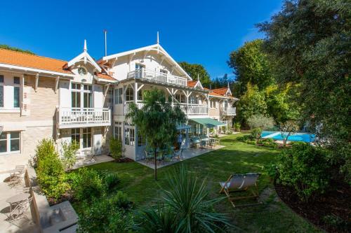 - une vue aérienne sur une grande maison avec une cour dans l'établissement La Villa du Moulleau, à Arcachon