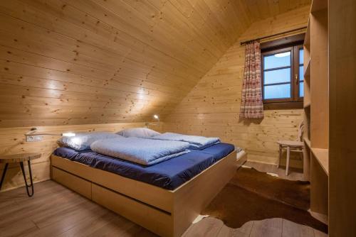 Tempat tidur dalam kamar di Drevenica Emilka-Kids playground-Outside shower-Washer-Views