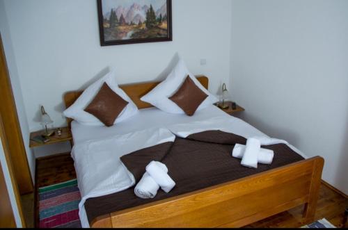 een slaapkamer met een bed met twee kruisen erop bij Kuca za odmor Poppke in FeriÄanci