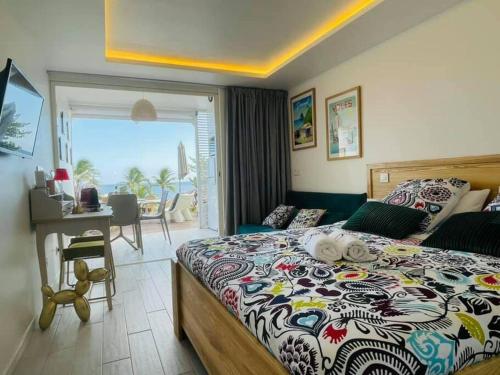 Postel nebo postele na pokoji v ubytování Le BÔ Studio - Logement standing vue mer & piscine