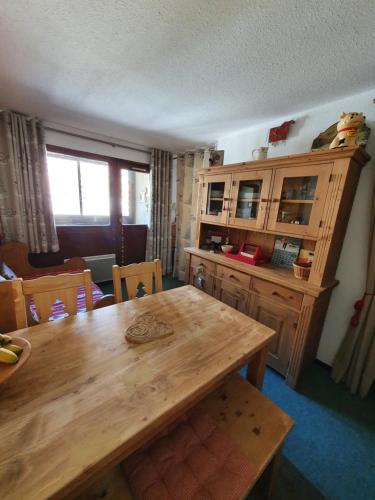 une cuisine avec une table en bois et une salle à manger dans l'établissement 2 pièce cabine Val Thorens, à Val Thorens