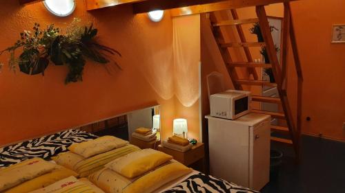 1 dormitorio con 1 cama y 1 litera en "hotel30" ROOMS in the centrum -free garage parking, en Budapest