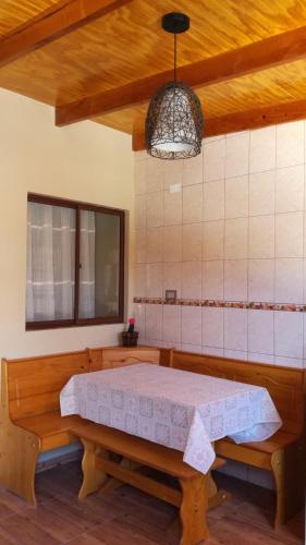 een slaapkamer met een bed en een hanglamp bij T'ika Wasi in San Pedro de Atacama