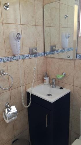 een badkamer met een wastafel en een spiegel bij T'ika Wasi in San Pedro de Atacama