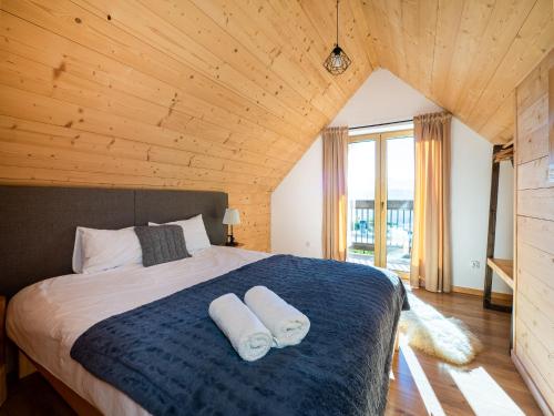1 dormitorio con 1 cama con 2 toallas en Dziadkowka en Gliczarów