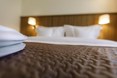 Ein Bett oder Betten in einem Zimmer der Unterkunft D'avenue Boutique Hotel Accra