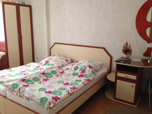 Un dormitorio con una cama con flores. en Villa Emilija, en Ohrid