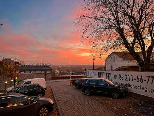 Východ nebo západ slunce při pohledu z bed and breakfast nebo okolí