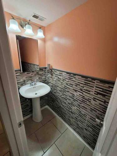 Elegant 2-bedroom pet-friendly villa w 2 parking spaces photo 14