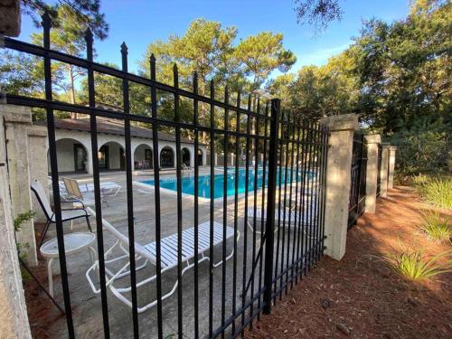 Elegant 2-bedroom pet-friendly villa w 2 parking spaces photo 35