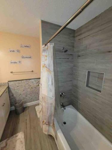 Elegant 2-bedroom pet-friendly villa w 2 parking spaces photo 42
