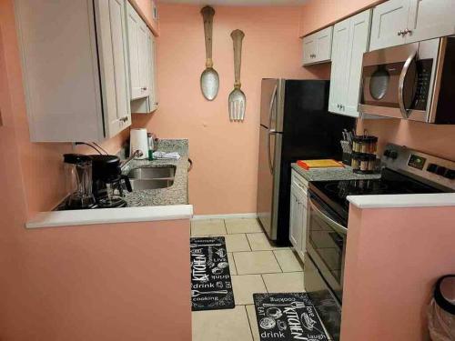 Dapur atau dapur kecil di Elegant 2-bedroom pet-friendly villa w 2 parking spaces