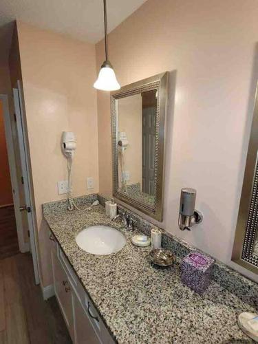 Elegant 2-bedroom pet-friendly villa w 2 parking spaces photo 48