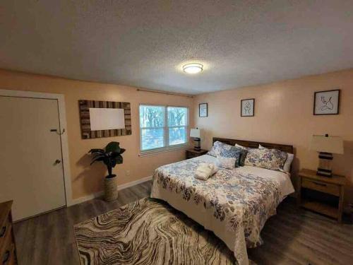 a bedroom with a large bed and a window at Elegant 2-bedroom pet-friendly villa w 2 parking spaces in Hilton Head Island