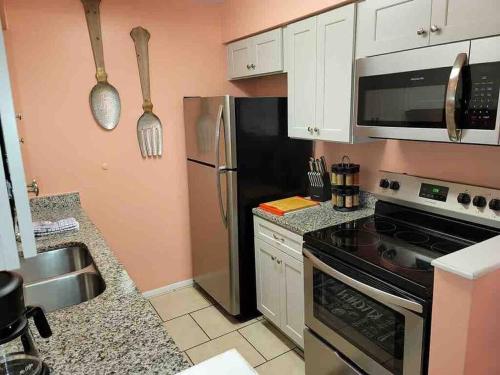 Elegant 2-bedroom pet-friendly villa w 2 parking spaces photo 57