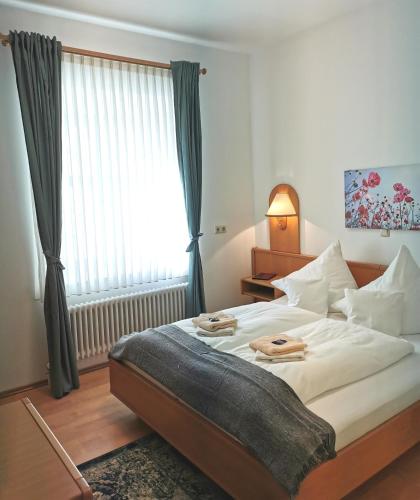 ein Schlafzimmer mit einem großen Bett mit zwei Handtüchern darauf in der Unterkunft Gästehaus Reisinger in Straubing
