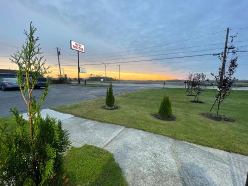 una calle con un cartel al costado de la carretera en Best Motel Bowling Green, en Bowling Green
