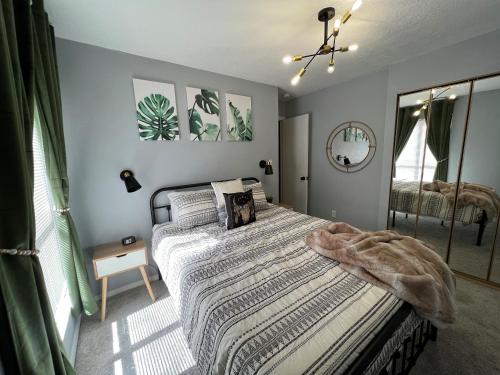 um quarto com uma cama com um cobertor em The Burque Boho House em Albuquerque