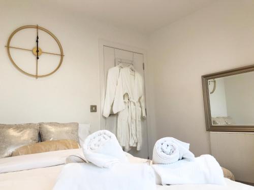 1 dormitorio con espejo y 1 cama con toallas en * PANORAMIC PENTHOUSE WITH SEA & CITY VIEWS en Bournemouth
