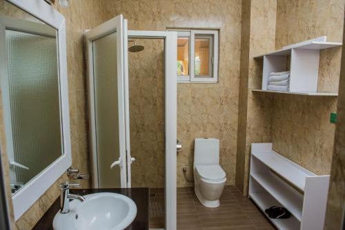 La salle de bains est pourvue de toilettes et d'un lavabo. dans l'établissement IGITEGO APARTHOTEL LTD, à Kigali
