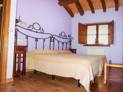 1 dormitorio con 1 cama grande en una habitación en Casa rural El Trubio, en Vigo de Sanabria