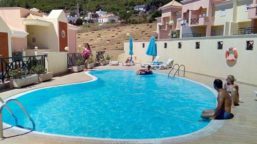 Bazén v ubytování Oceanview Duplex shared Pool & Beach Sesimbra nebo v jeho okolí