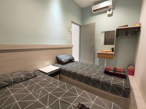 Ένα ή περισσότερα κρεβάτια σε δωμάτιο στο NikQi's Homestay Temerloh