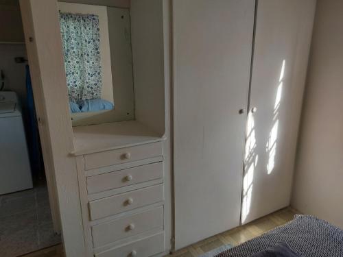  Aquarius Apartments -  Room  picture :   Tea/Coffee maker    Shower    Bath                           