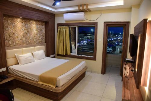 Un dormitorio con una cama grande y una ventana en Hotel Guru Estate, en Puri