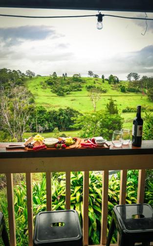 Un balcón o terraza en Doomben Ridge Farm House