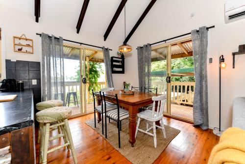 Una cocina o cocineta en Doomben Ridge Farm House