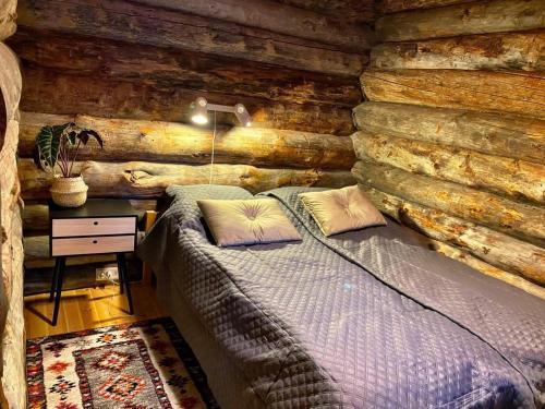 a bedroom with a bed in a log cabin at Holiday Home Ruka Etelärinne 10 B in Ruka