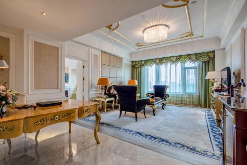 a large living room with a desk and chairs at Yungang Jianguo Hotel in Datong