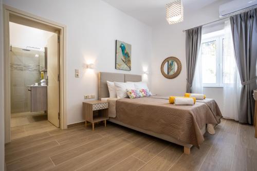 1 dormitorio con 1 cama y ducha a ras de suelo en Villa Neonis, en Spílion