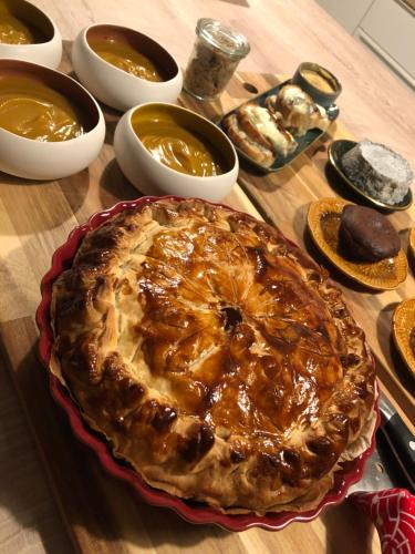 a pie sitting on top of a wooden table at Les 3 échoppes in Chargé