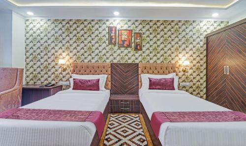 two beds in a small room with sidx sidx sidx sidx at Hotel Woodville Inn - Hotel in Mcleodganj in McLeod Ganj