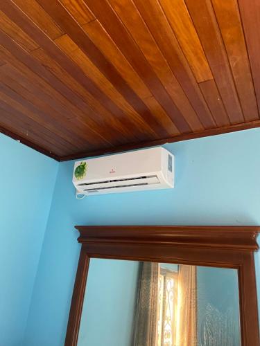 a ceiling mounted air conditioner on a ceiling at Résidence Jeanne à Yaoundé Odza Messamengo in Yaoundé