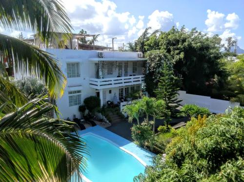 an aerial view of a house with a swimming pool at Villa Osumare Guest House in Flic-en-Flac